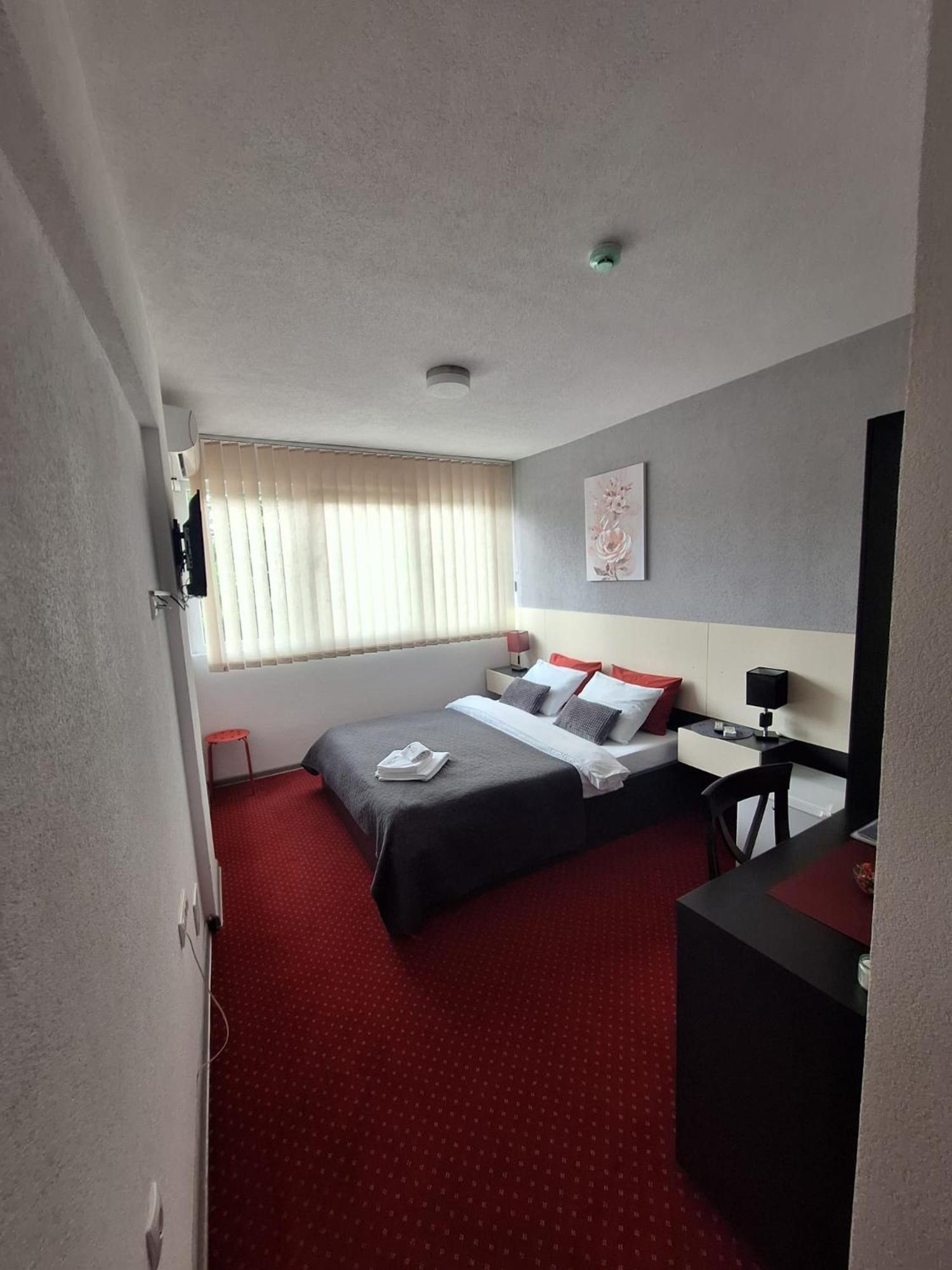 Rooms S&S Milicevic U Strogom Centru Aleksandrovca Aleksandrovac Oda fotoğraf